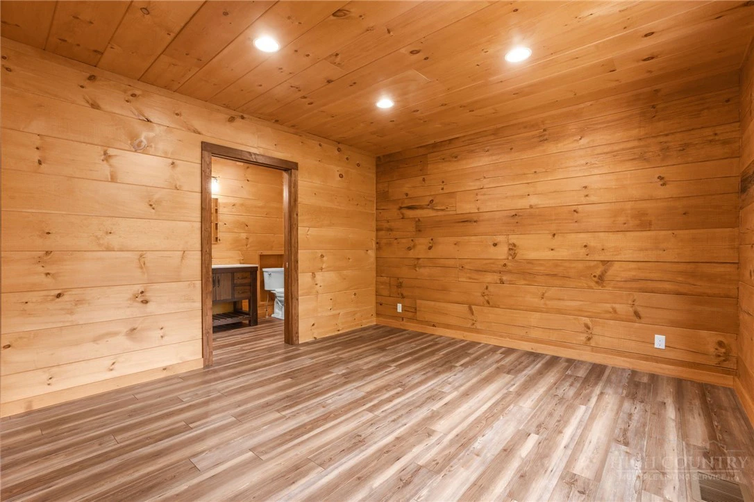 Image number 14 for the current listing