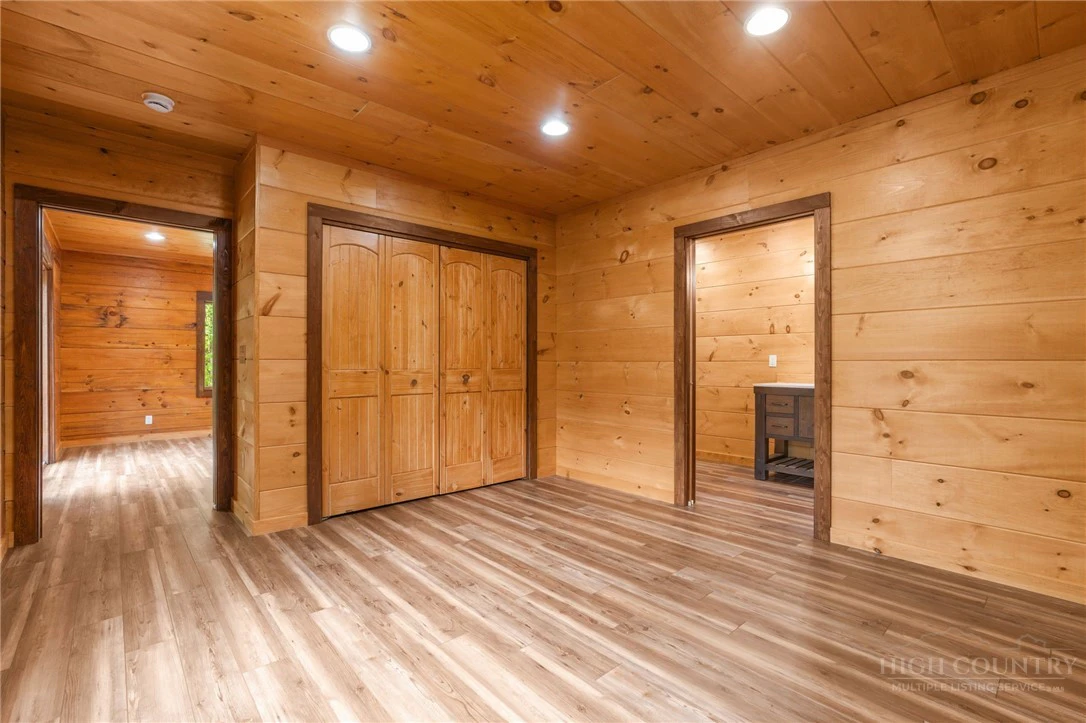 Image number 15 for the current listing