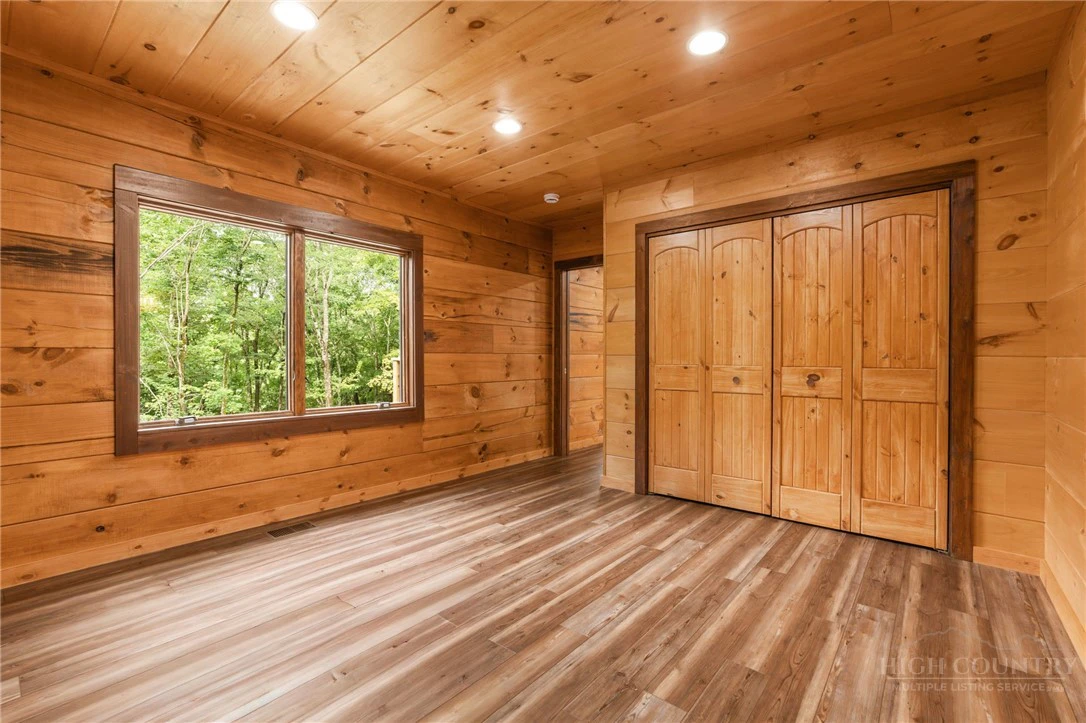 Image number 16 for the current listing