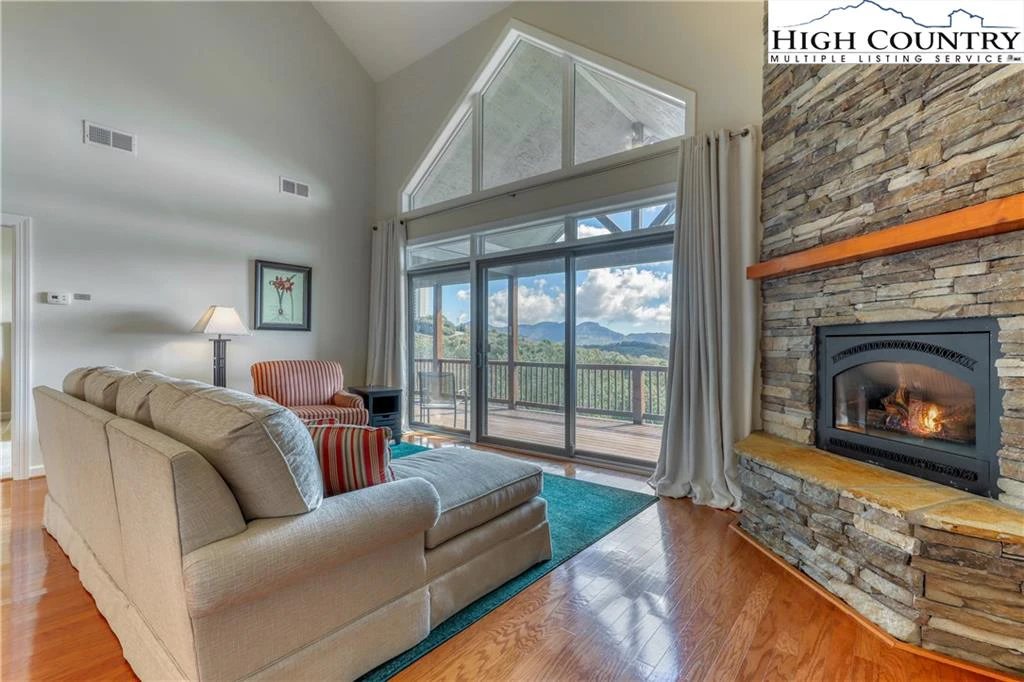 Image number 1 for the current listing