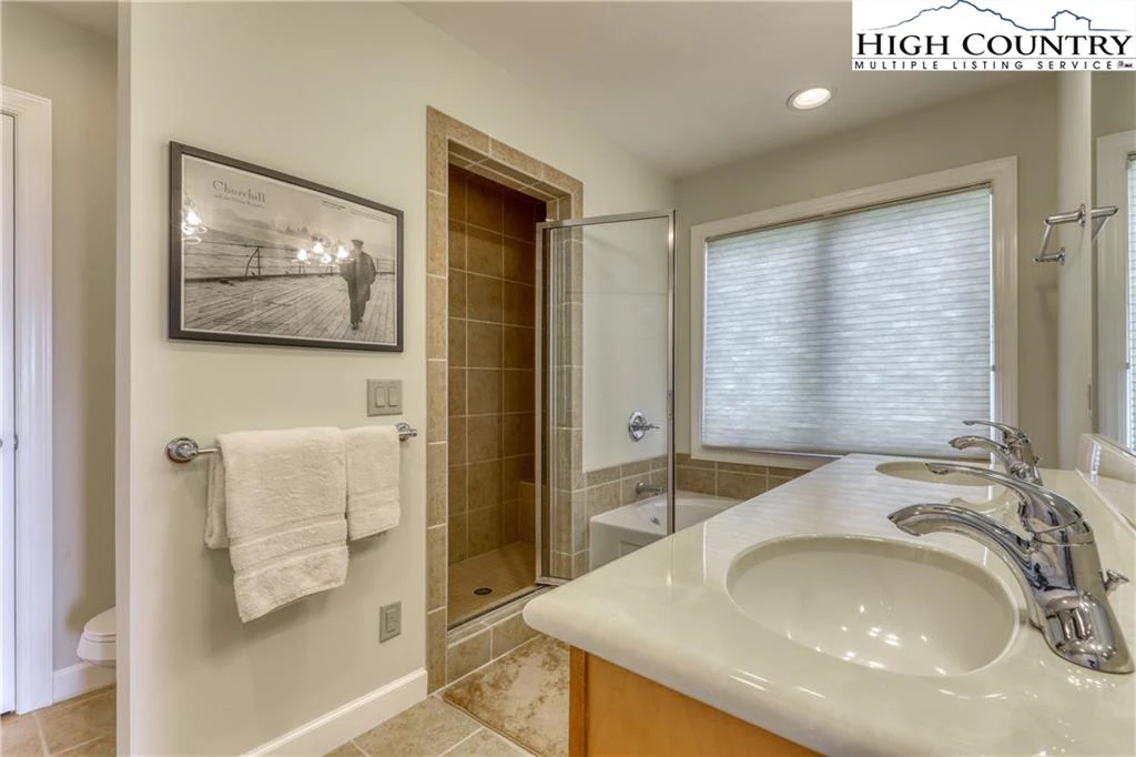 Image number 3 for the current listing
