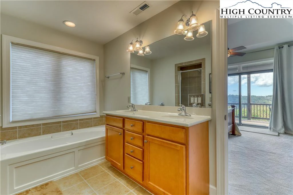 Image number 4 for the current listing