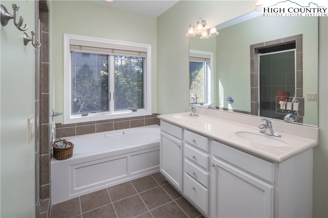 Image number 3 for the current listing