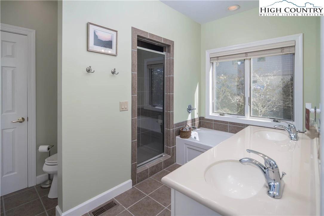 Image number 4 for the current listing