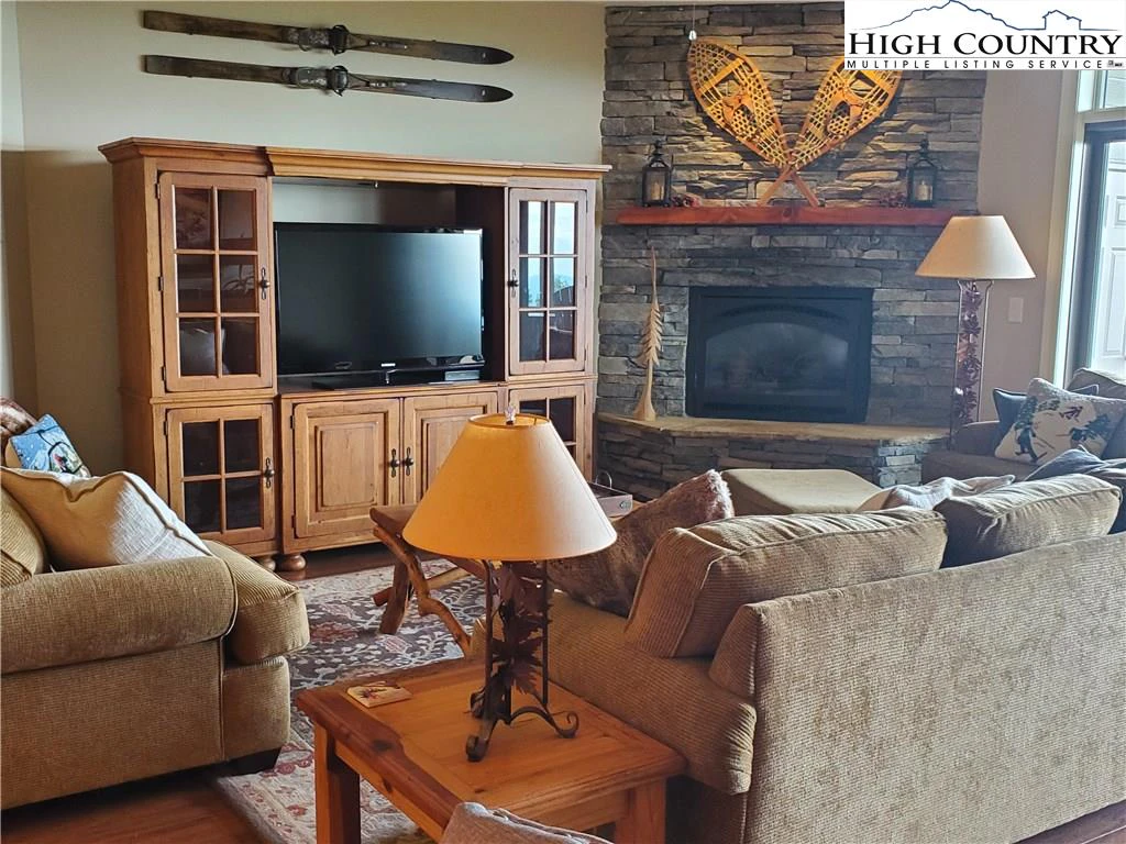 Image number 13 for the current listing
