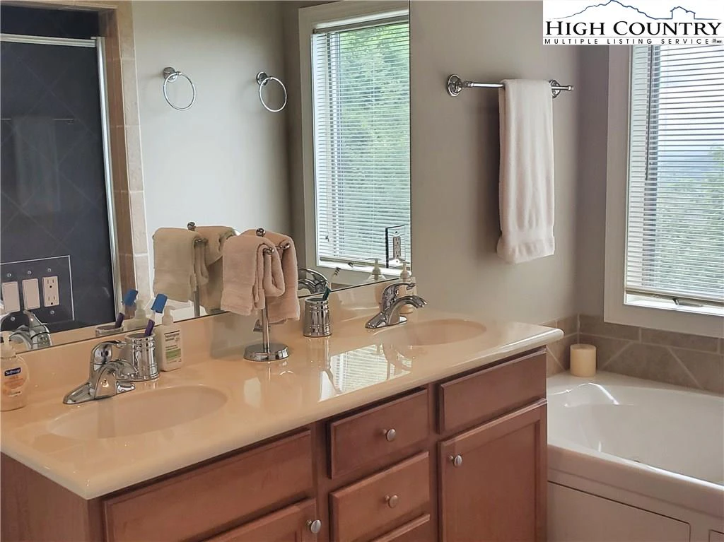 Image number 2 for the current listing