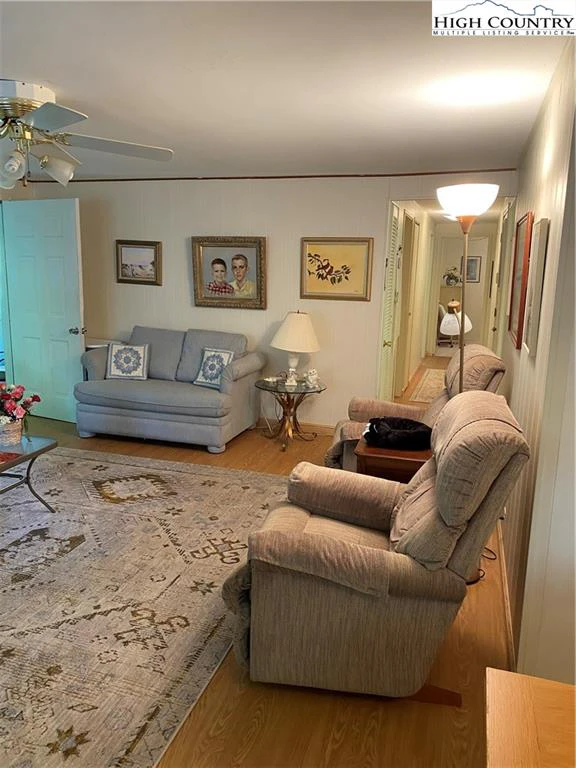 Image number 17 for the current listing