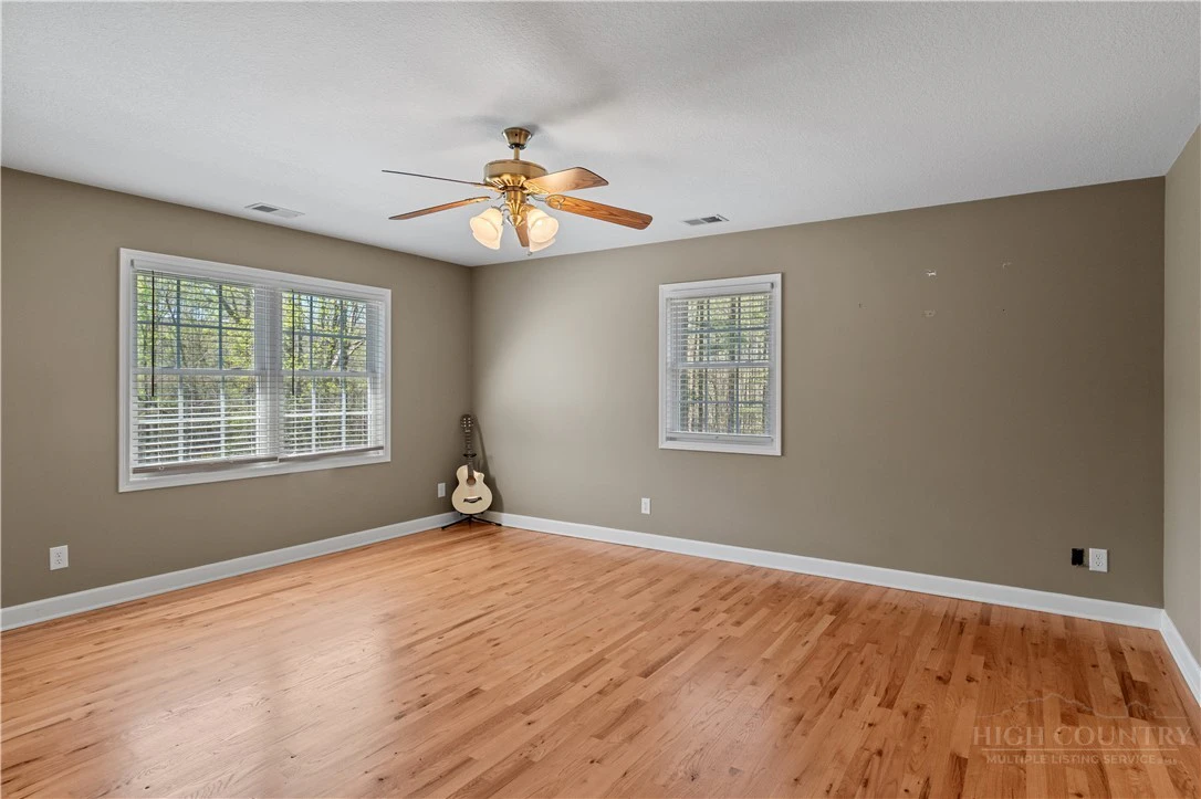 Image number 3 for the current listing