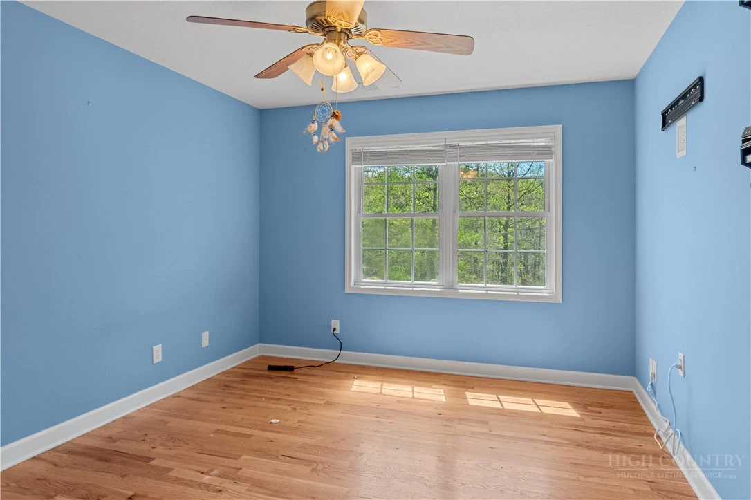 Image number 13 for the current listing