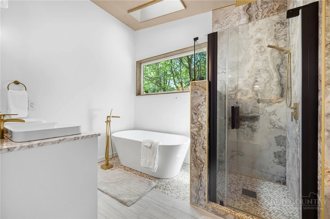 Image number 3 for the current listing