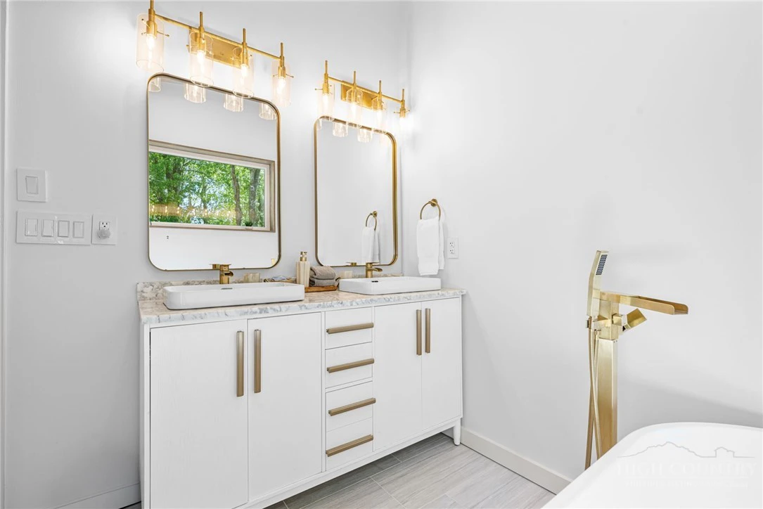 Image number 5 for the current listing
