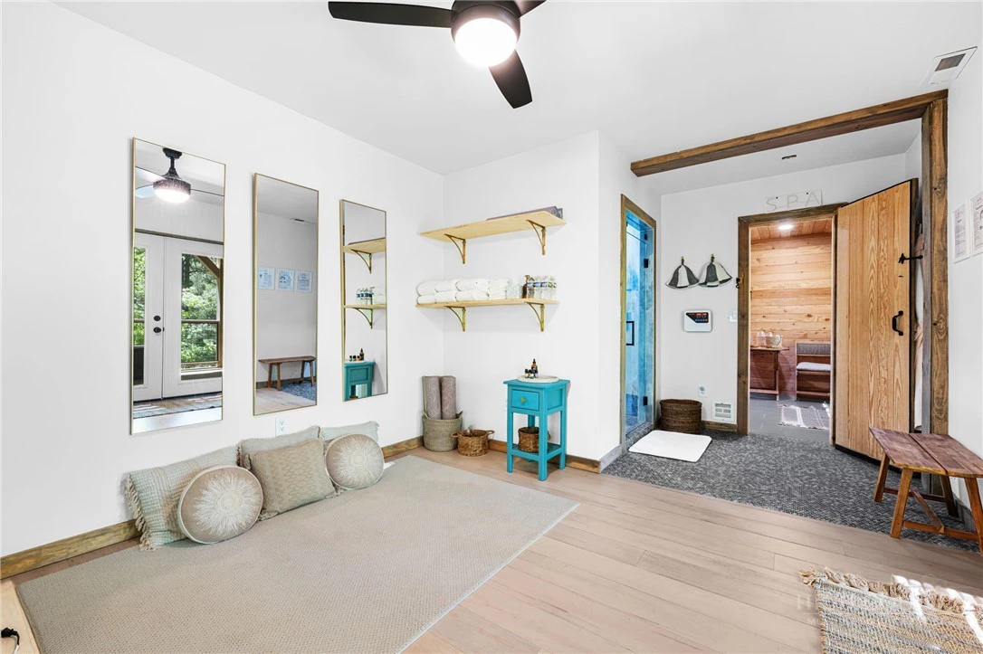 Image number 2 for the current listing