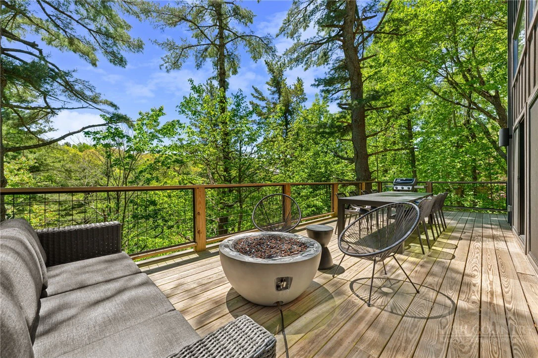 Image number 14 for the current listing