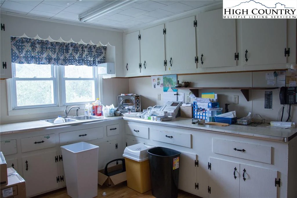 Image number 9 for the current listing