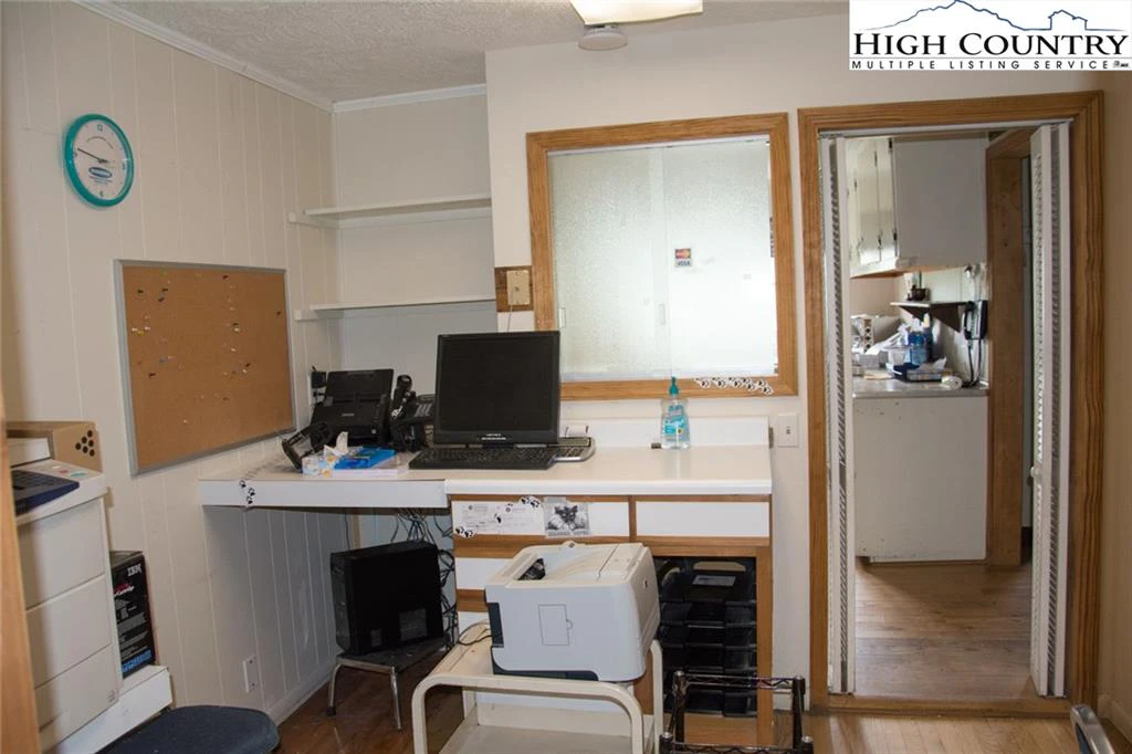 Image number 5 for the current listing