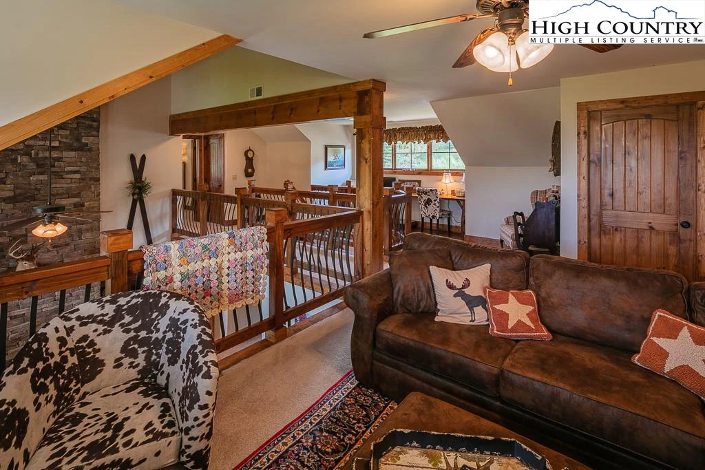 Image number 19 for the current listing