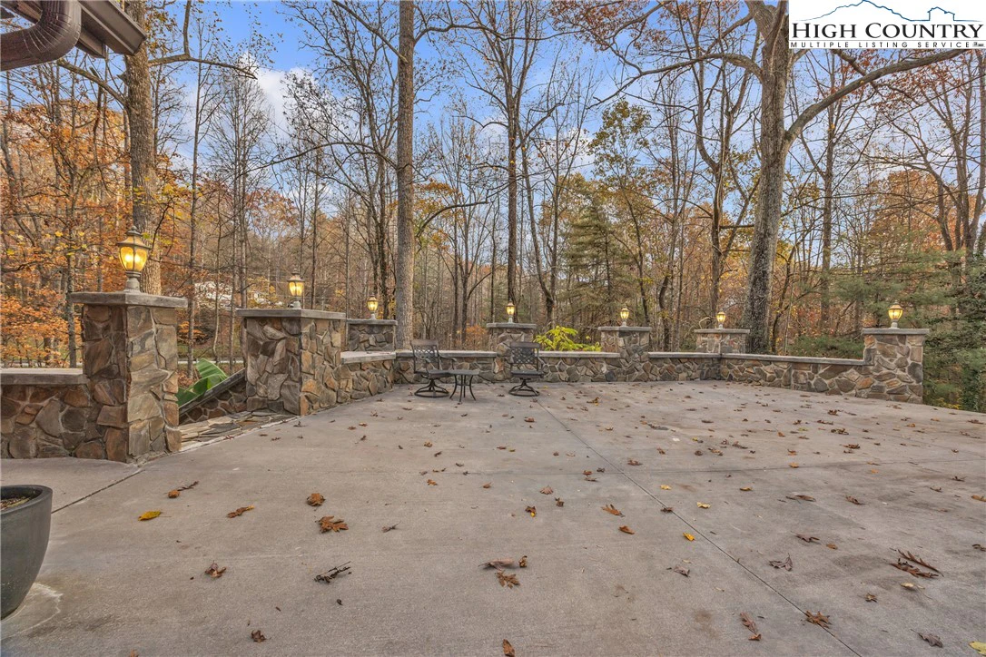 Image number 17 for the current listing