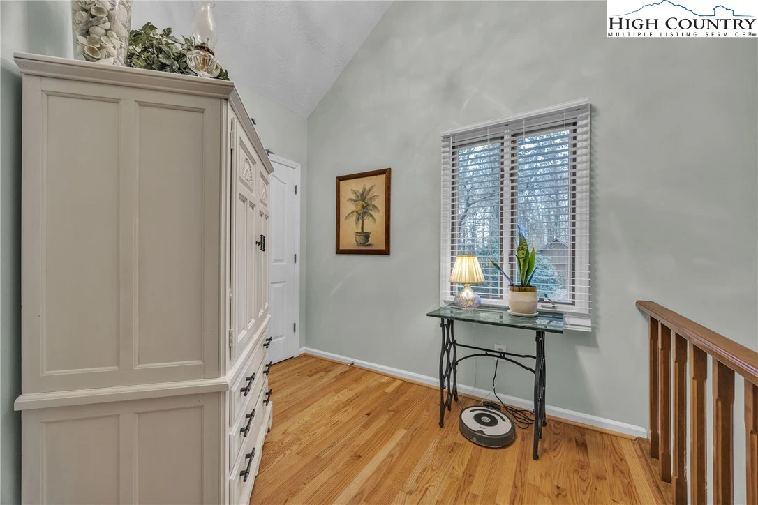 Image number 10 for the current listing