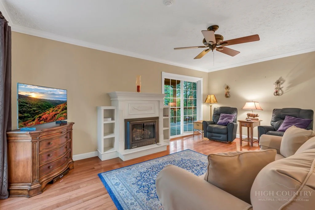 Image number 9 for the current listing