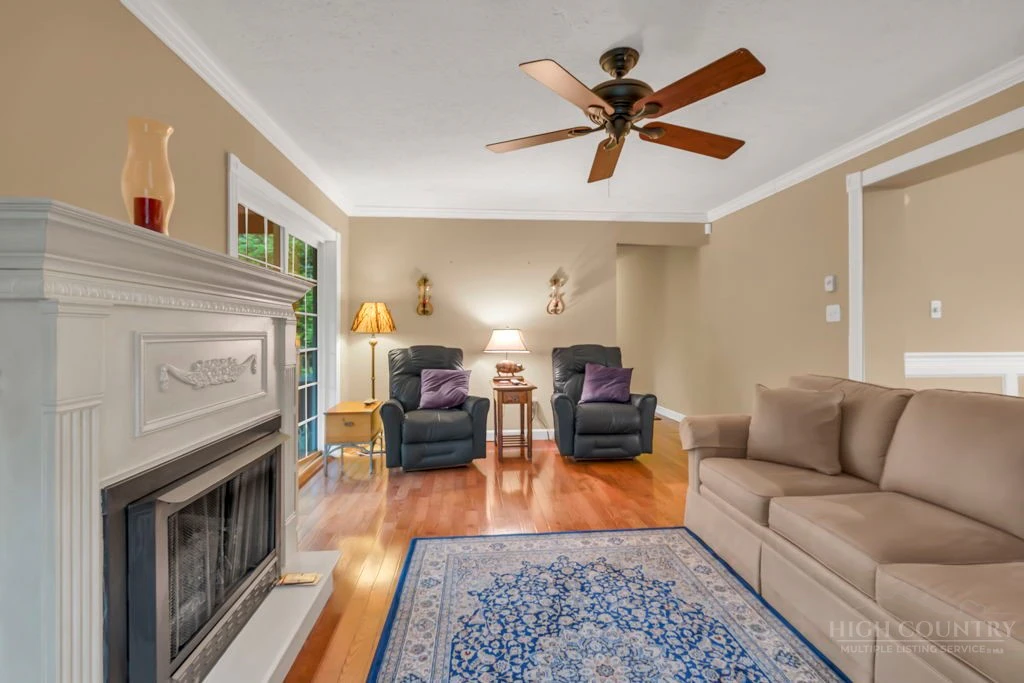 Image number 11 for the current listing