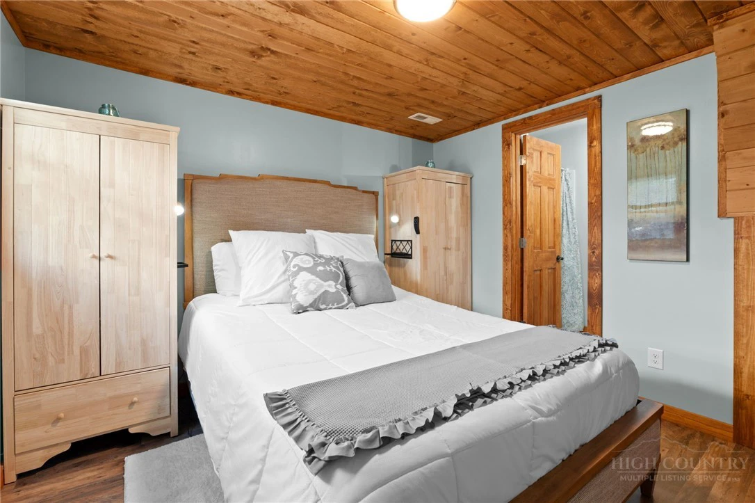 Image number 4 for the current listing