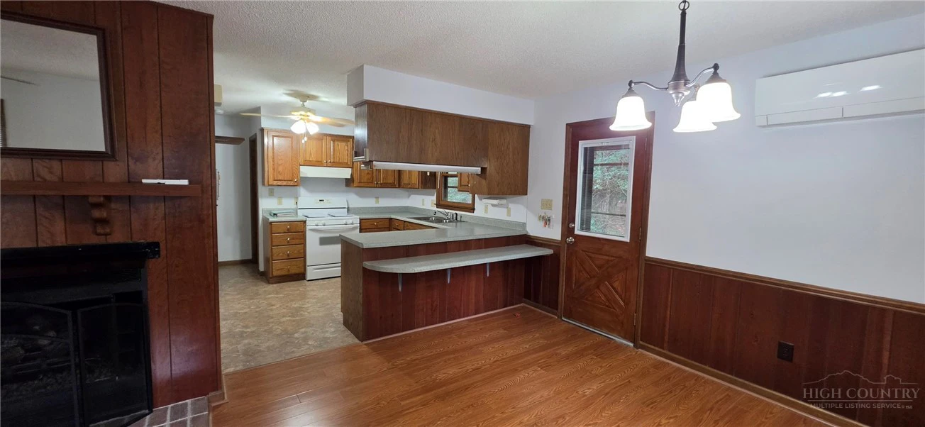 Image number 9 for the current listing