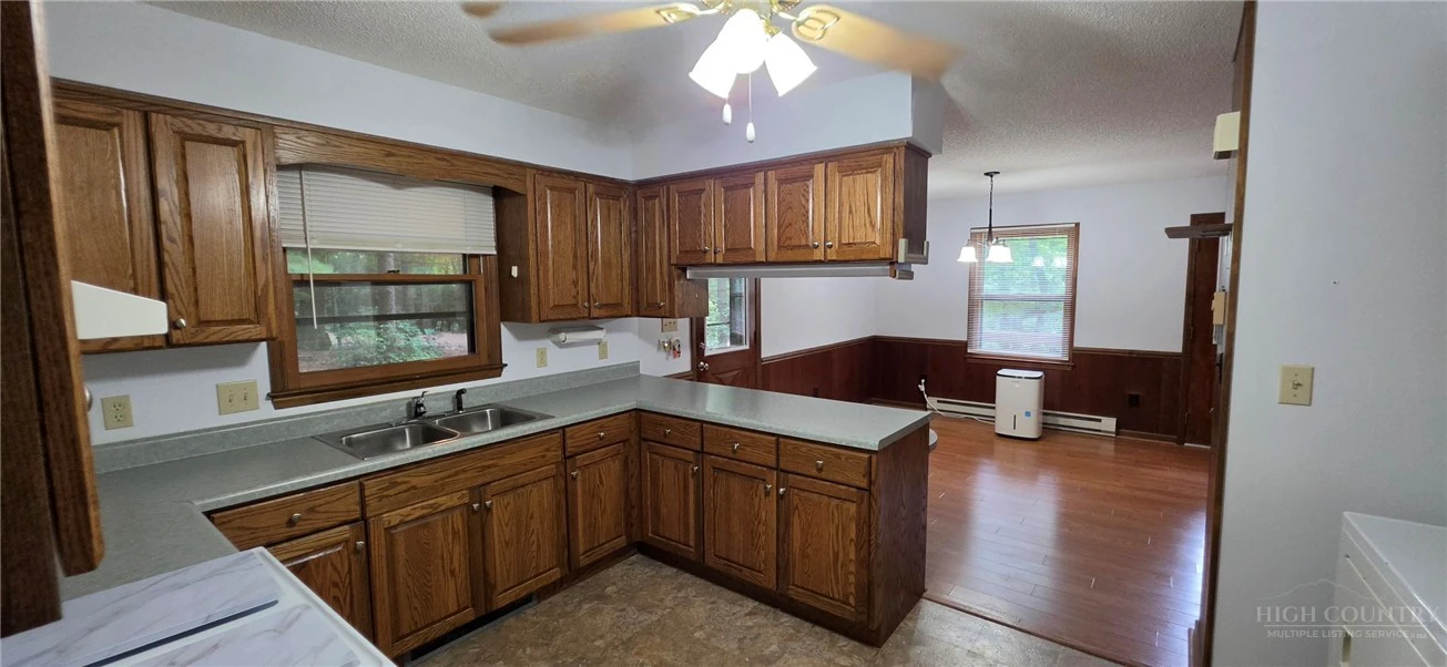 Image number 13 for the current listing