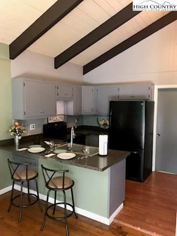 Image number 1 for the current listing