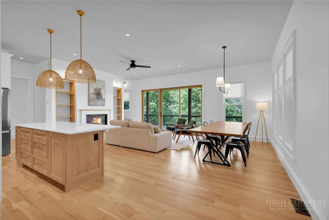 Image number 2 for the current listing