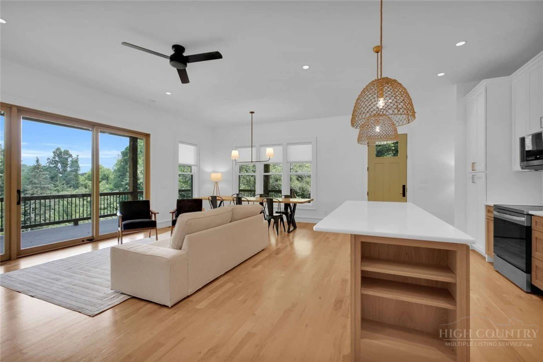Image number 3 for the current listing