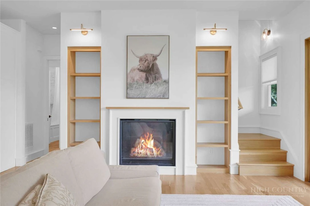 Image number 8 for the current listing