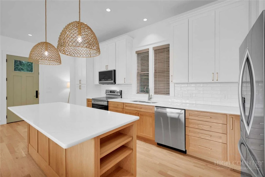 Image number 10 for the current listing