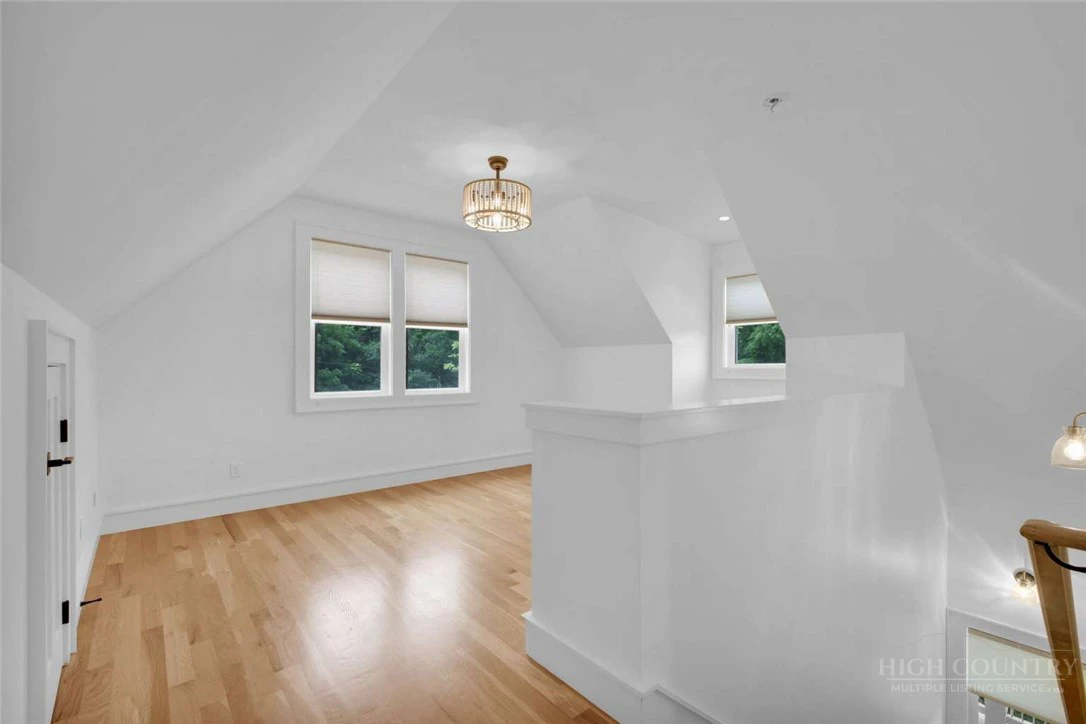 Image number 17 for the current listing