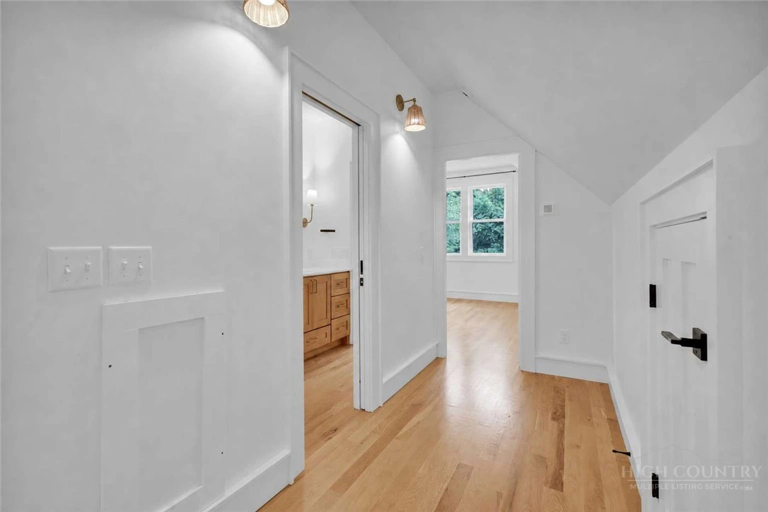 Image number 19 for the current listing