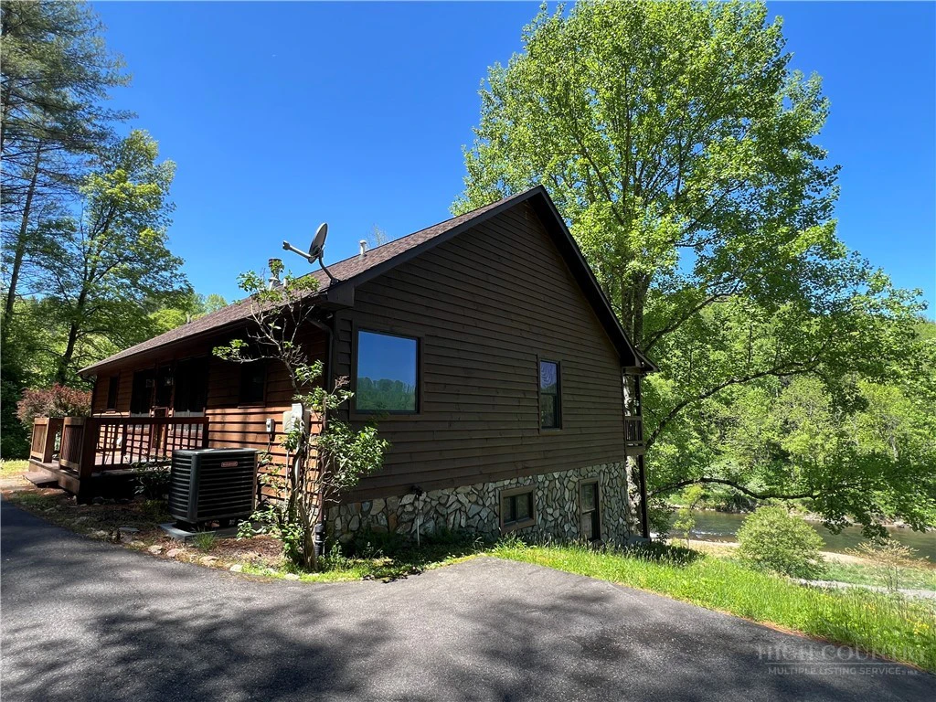 Image number 22 for the current listing