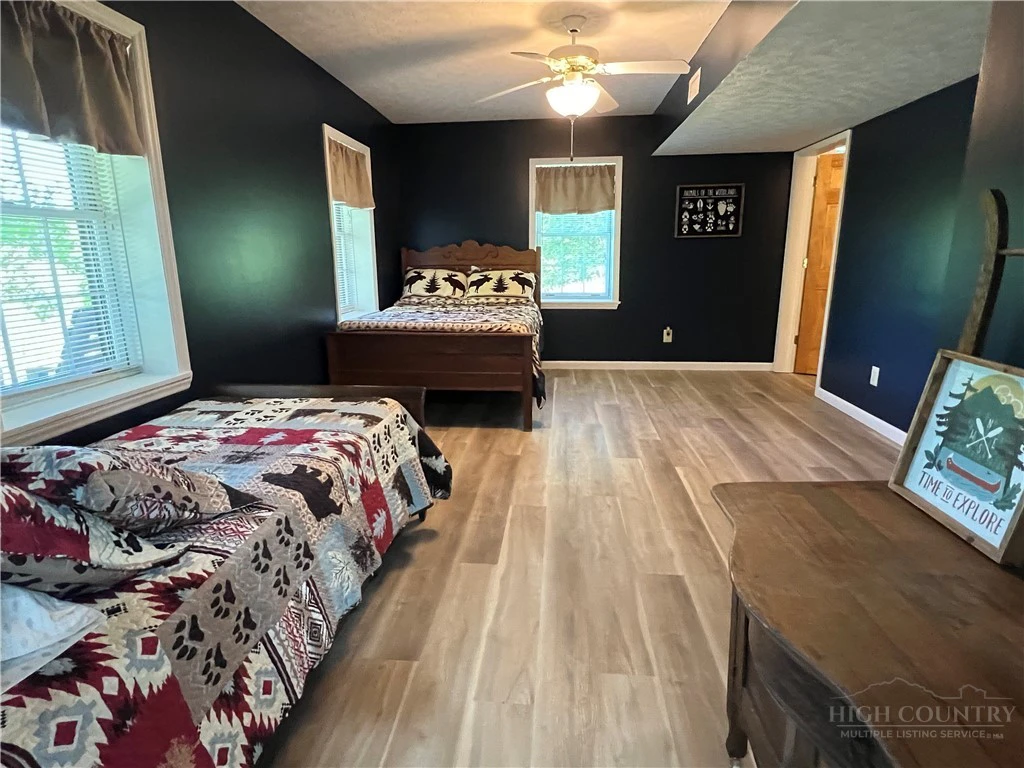 Image number 8 for the current listing