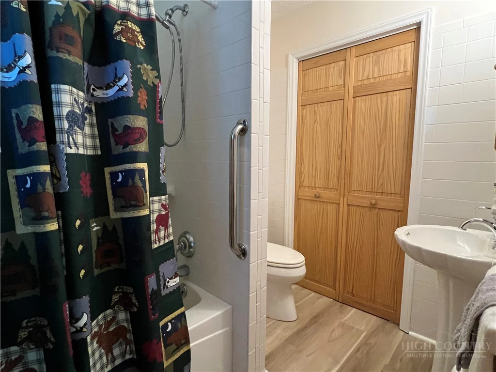 Image number 9 for the current listing