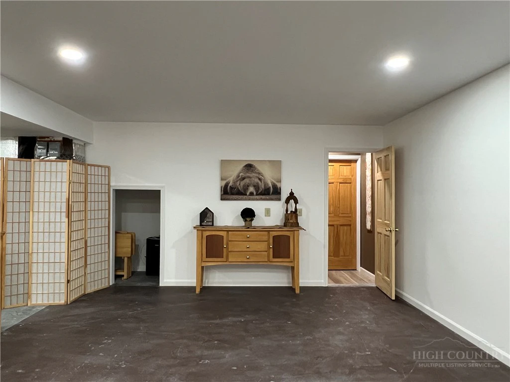 Image number 2 for the current listing