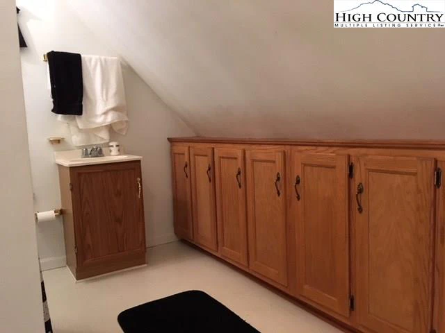 Image number 11 for the current listing