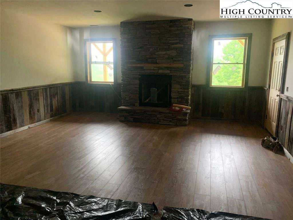 Image number 3 for the current listing