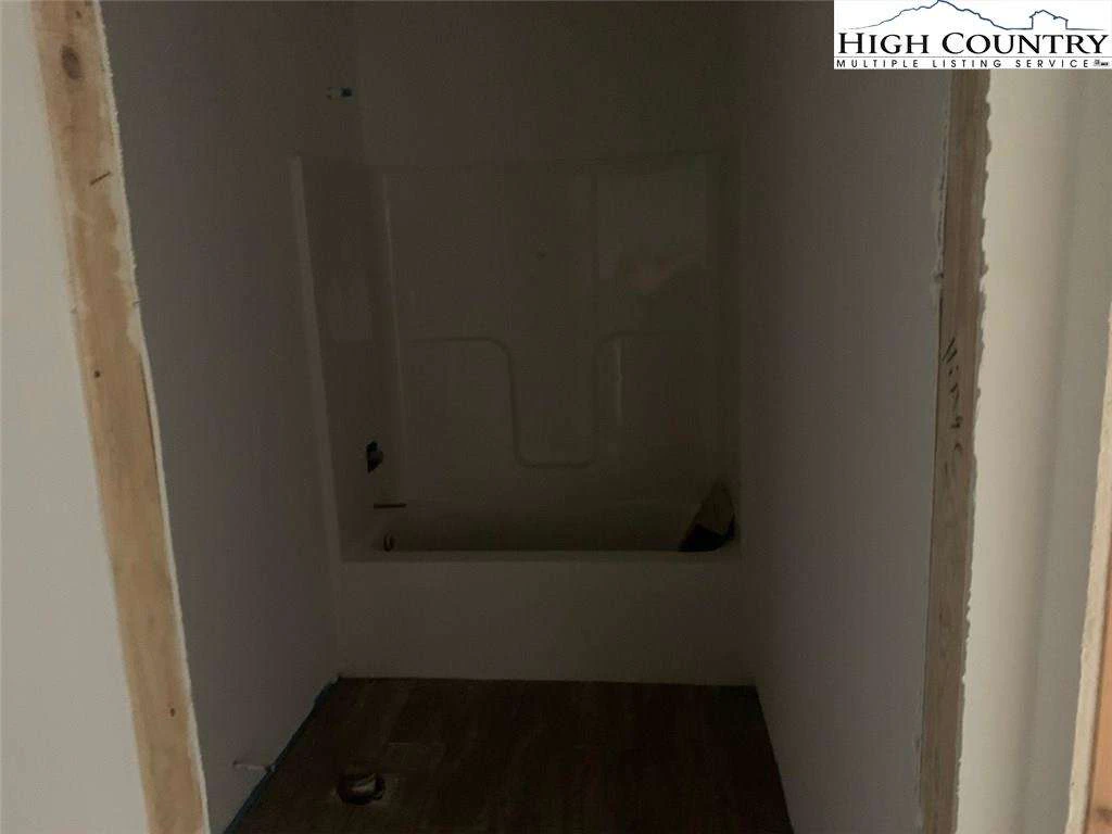 Image number 6 for the current listing