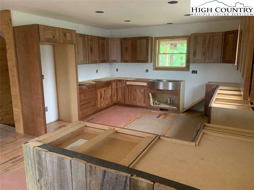 Image number 11 for the current listing