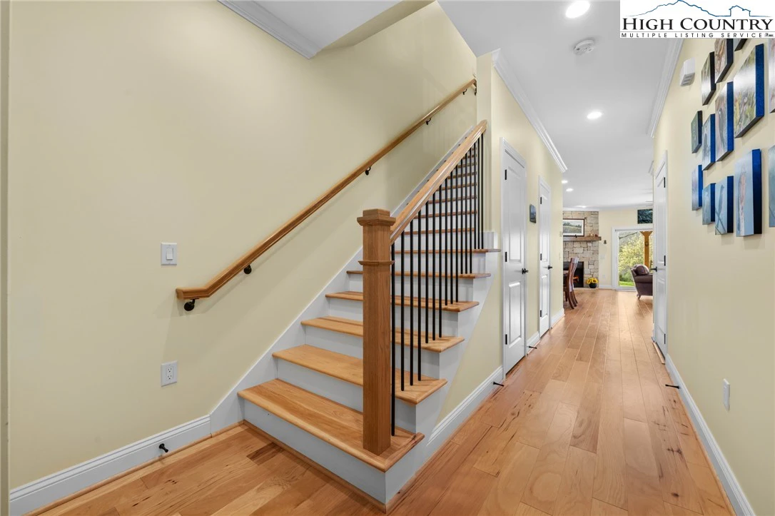 Image number 11 for the current listing
