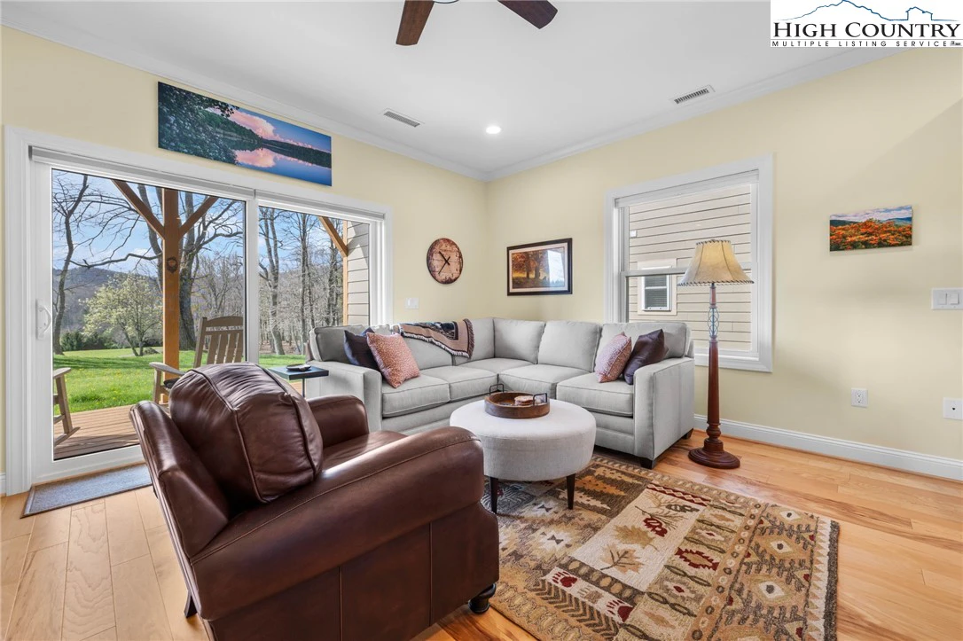 Image number 21 for the current listing