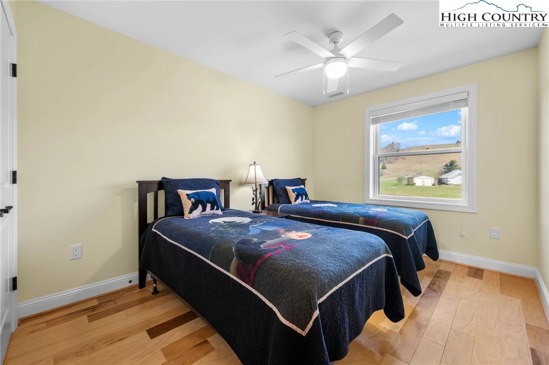 Image number 9 for the current listing