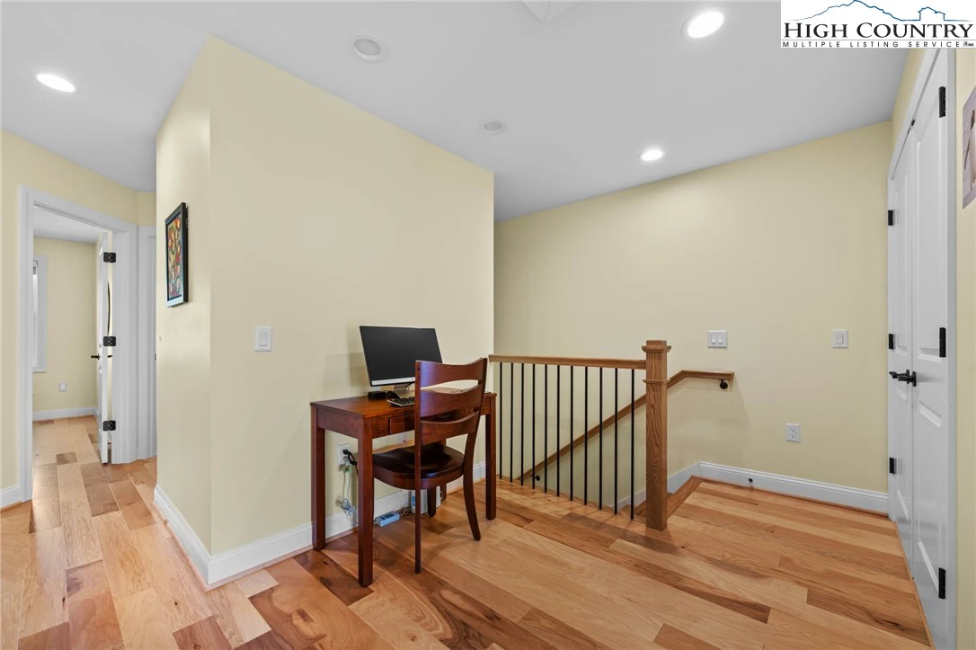 Image number 14 for the current listing