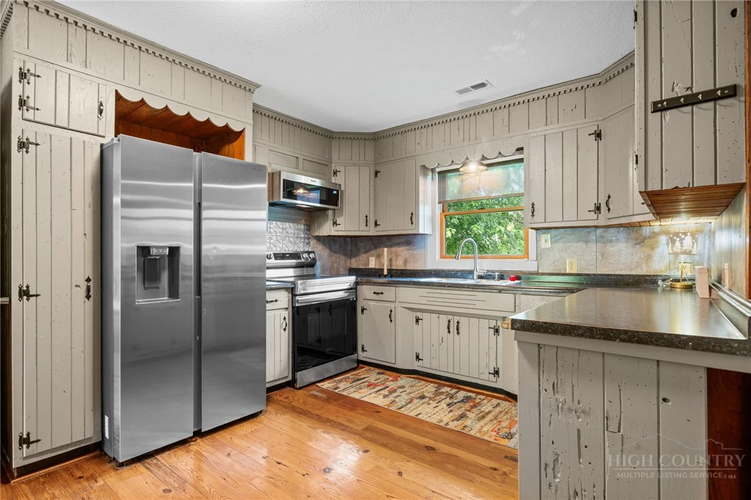 Image number 11 for the current listing