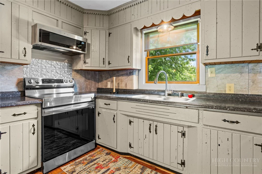 Image number 13 for the current listing
