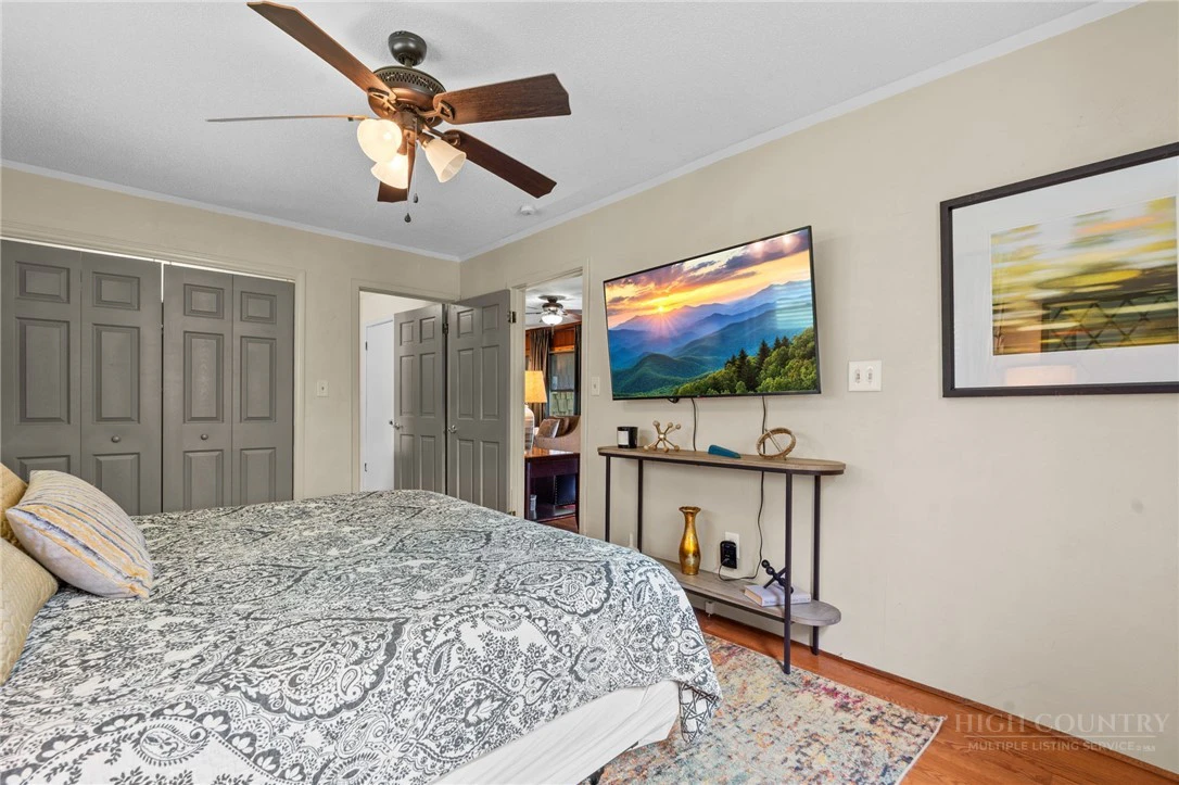 Image number 15 for the current listing