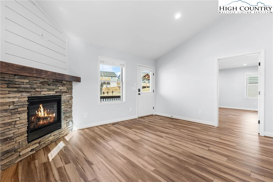 Image number 21 for the current listing